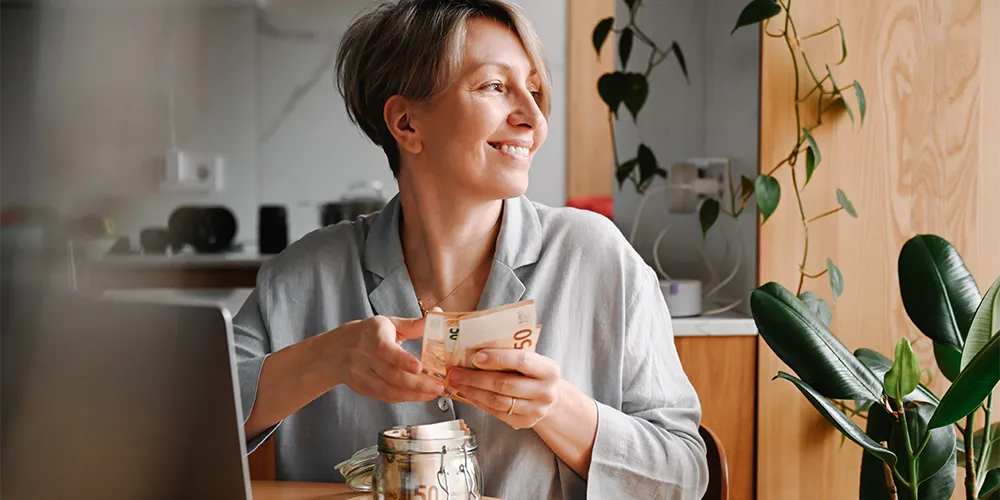 Frau mit Geldscheinen in der Hand